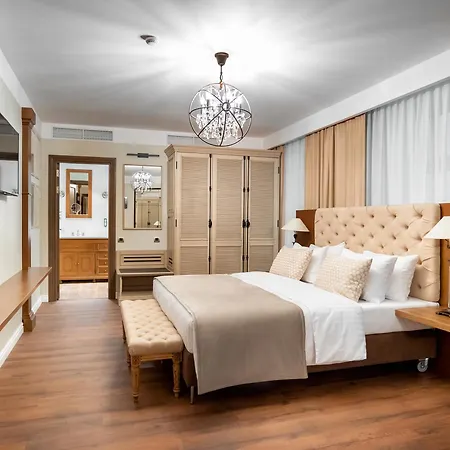 Best Western Plus Market Square Lviv-3